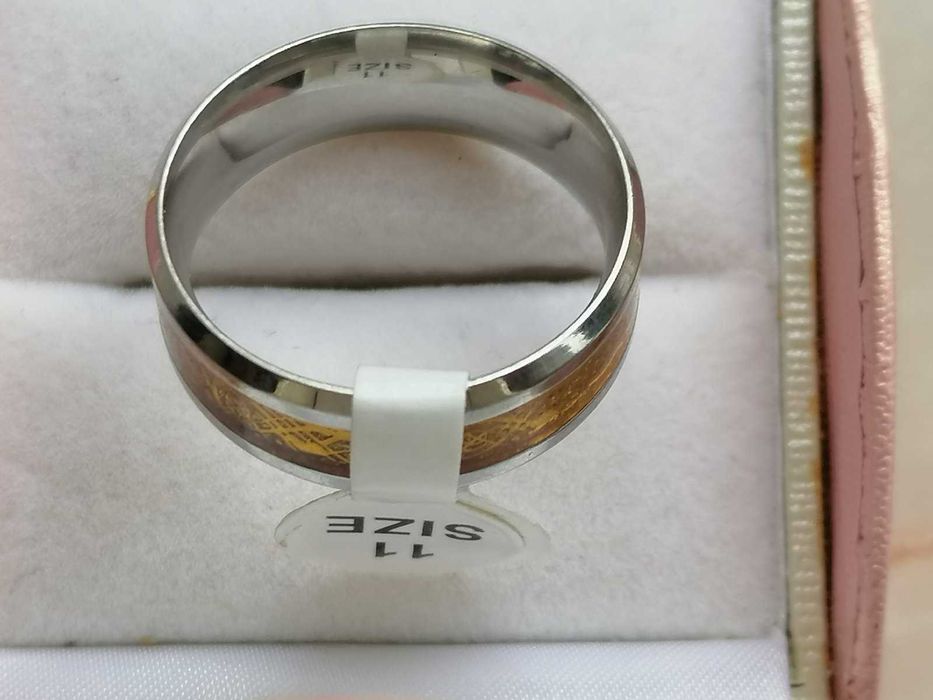 Кольцо с красивым узором-плетением.