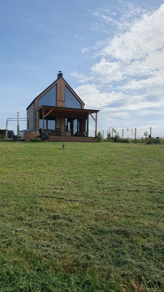 Dom nad jeziorem z linią brzegową