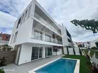 Moradia V4 nova com piscina, no Bairro Sol Nascente, Famões, Odivelas