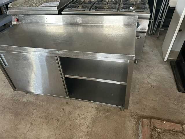 Bancada de inox com 2 portas e prateleira