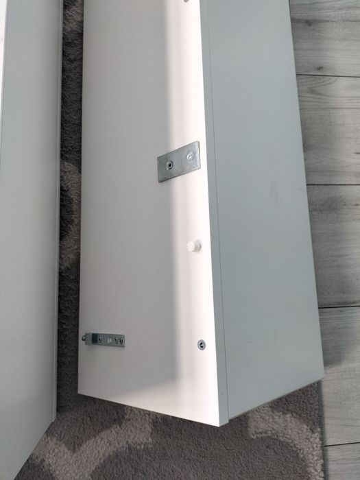 Białe półki ścienne