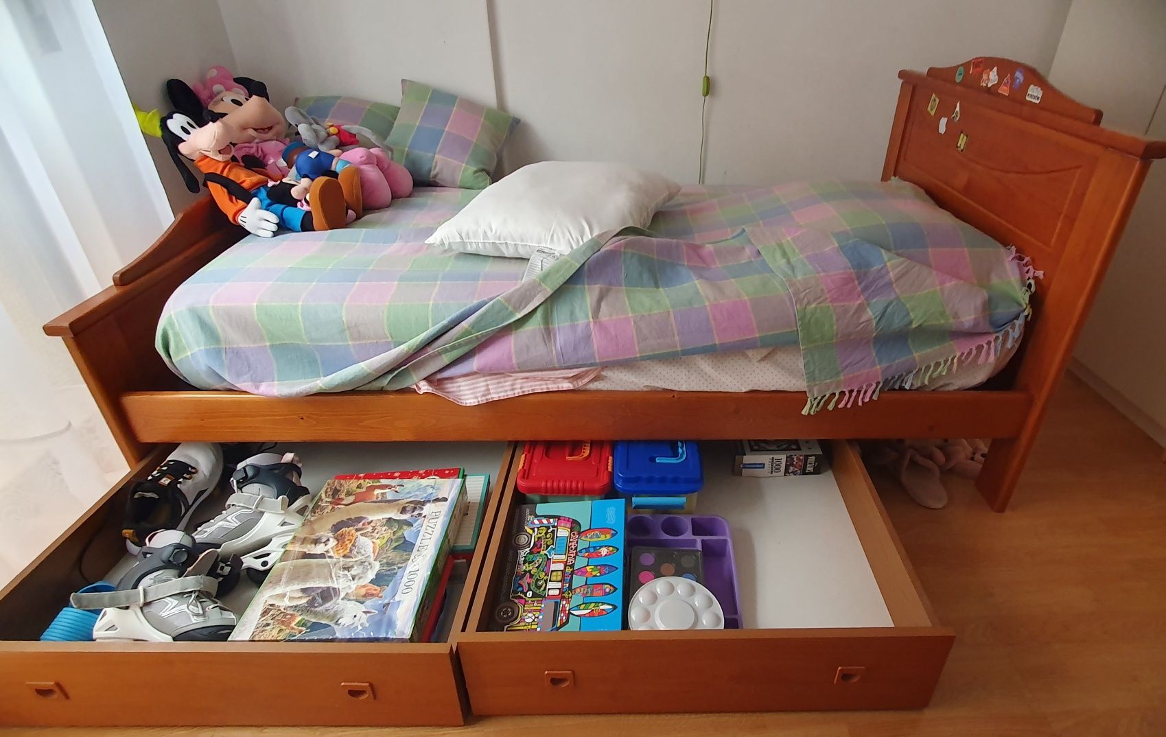 Cama solteiro +comoda + mesa de cabeceira