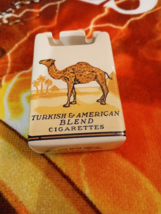 Cinzeiros novos da Marlboro e camel