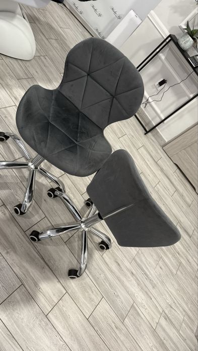 Dwa krzeselka do manicure do salonu kosmetycznego