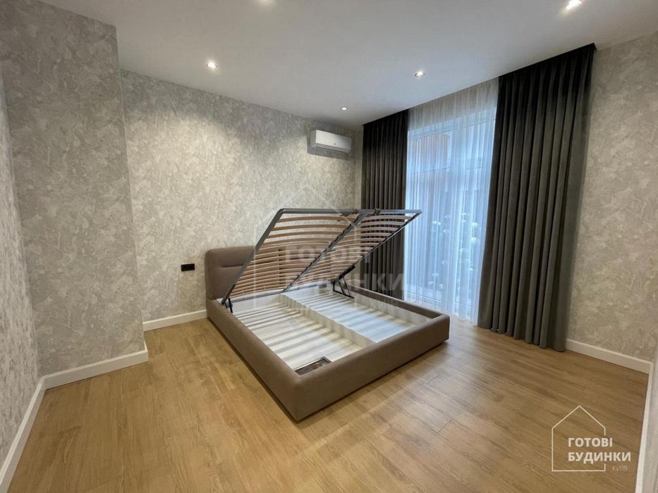 Сучасний будинок серед соснового лісу в КМ Нова Ходосівка