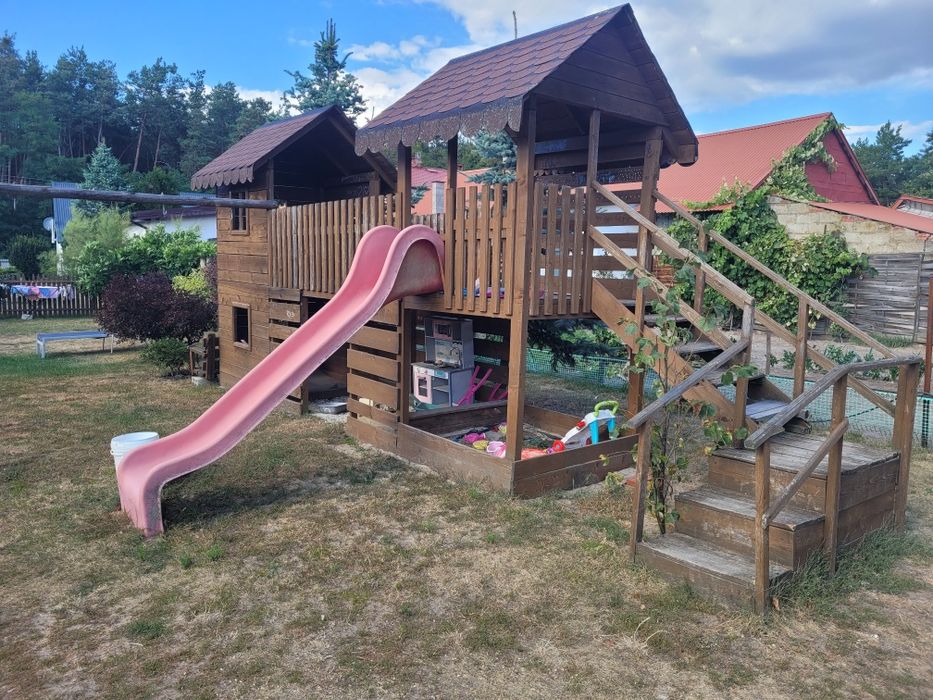 Drewniany domek dla dzieci do ogrodu.