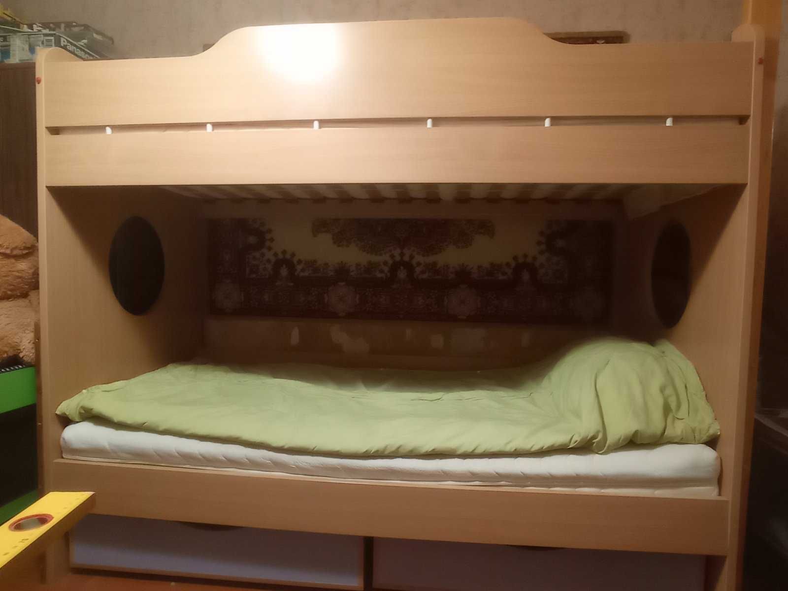 Двухъярусная кровать + матрасы