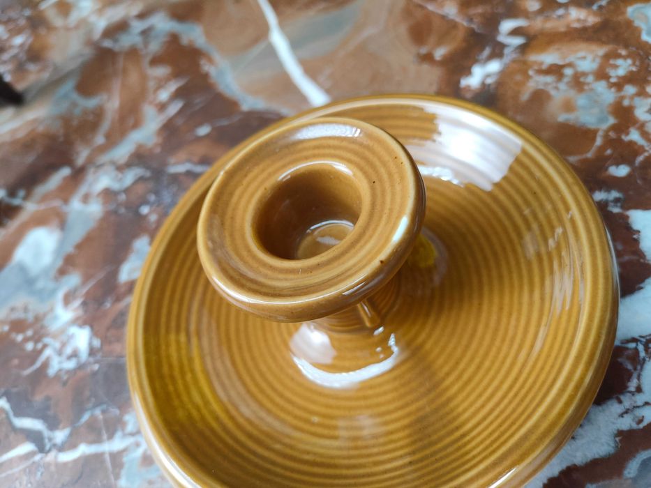 Ceramiczny prążkowany świecznik z okapnikiem