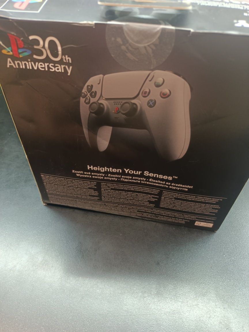 Sony DualSense 30th limited edition Komis Madej SC