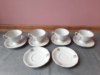 Zestaw porcelanowych złoconych filiżanek ze spodkami Wawel