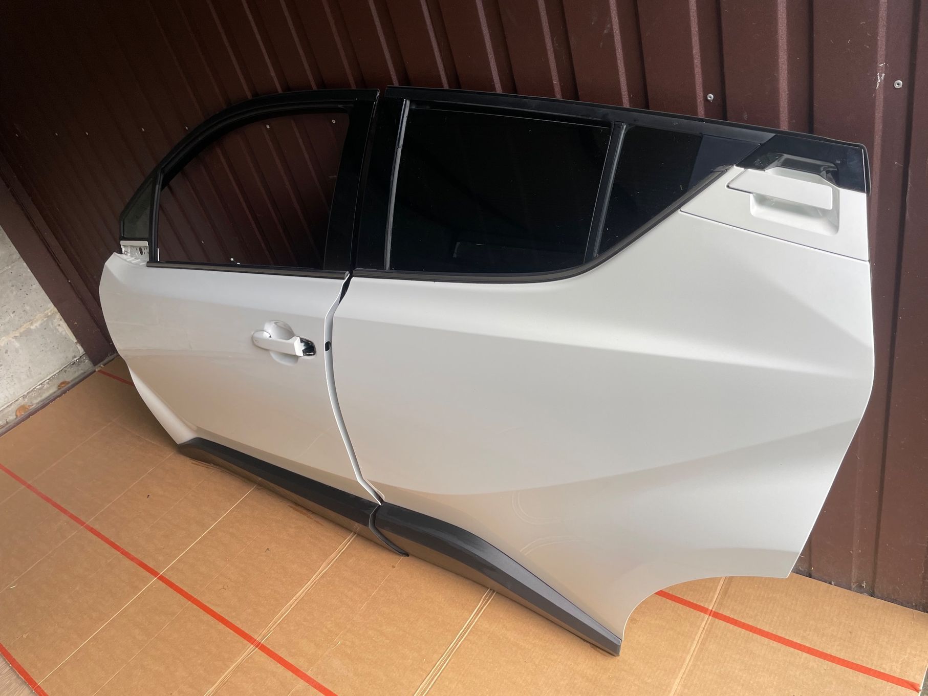 Toyota CHR  drzwi  przód i tył  lewa. strona  kod 089