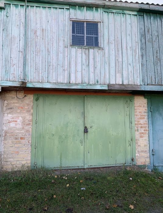 Двохповерховий цегляний гараж в Калиті