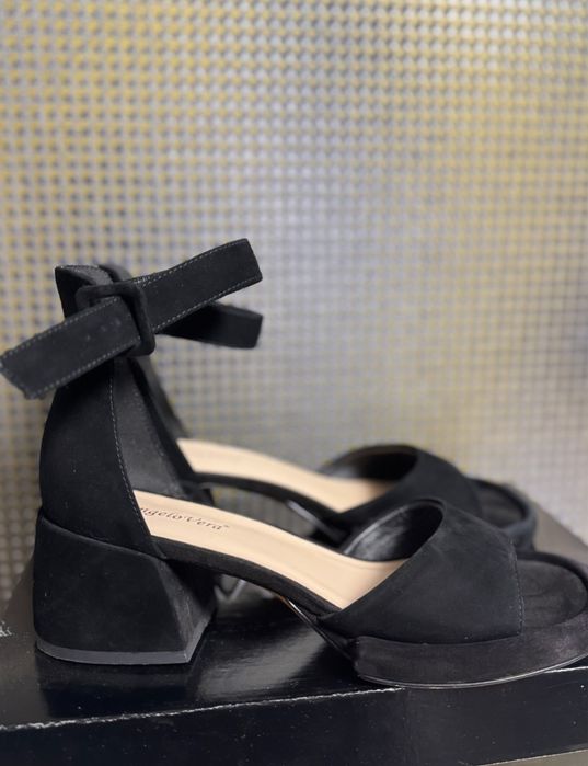 Женсие босоножки замш