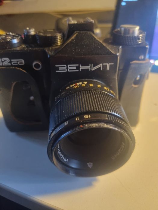 Фотоапараты Зенит и две разные смены плюс обьектив Юпитер 8