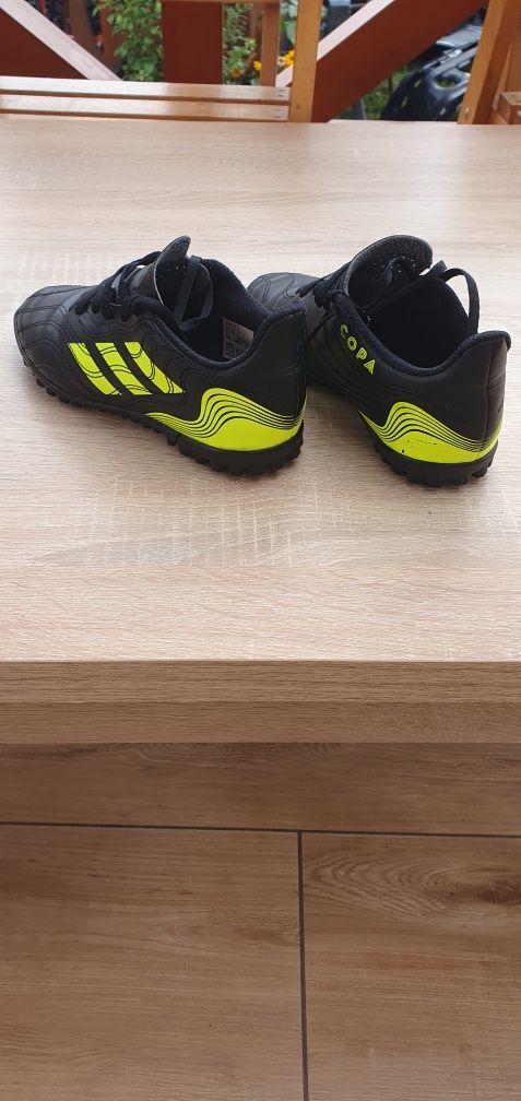 Sprzedam turfy dzieciece firmy adidas rozm 33