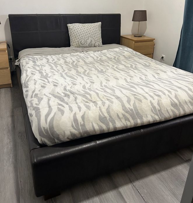 Cama completa e mesa cabeceira