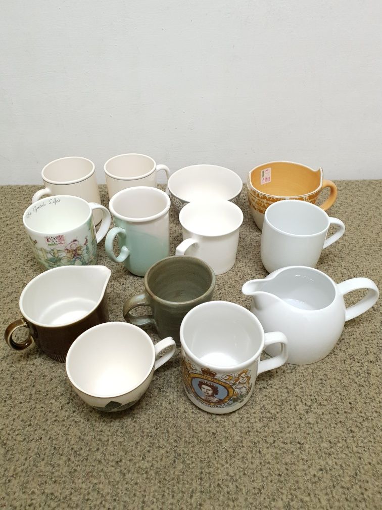 Zestaw ceramicznych porcelanowych kubków naczyń