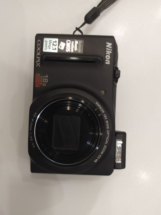 Фотоаппарат NICON COOLPIX S9100 в комплекте 64 гиг карта.