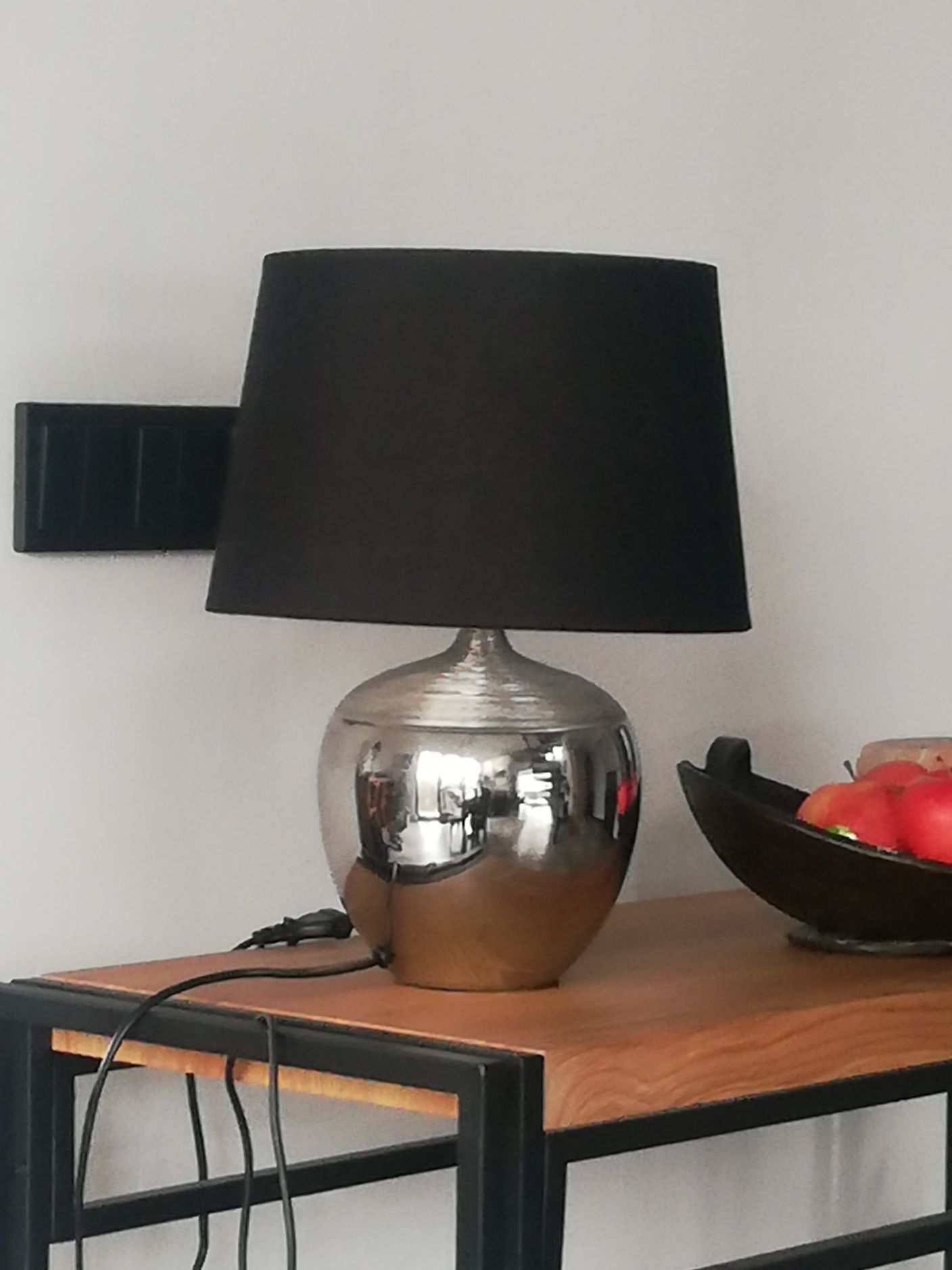 Lampa stołowa w kolorze srebra / chrom podstaw, czarny klosz