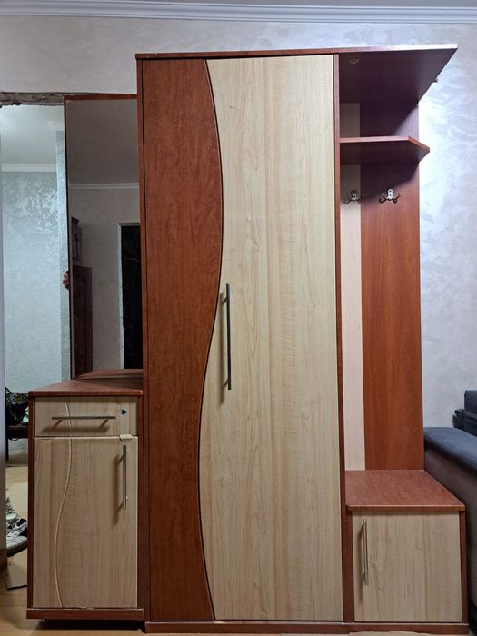 Продам прихожу в коридор шкаф