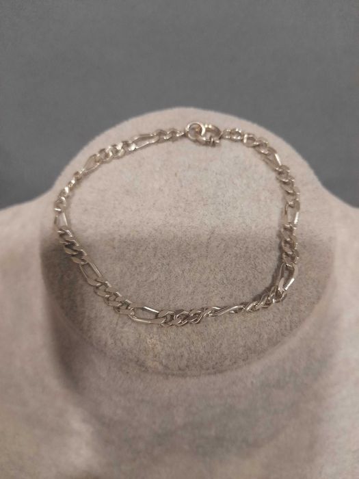 Colares e pulseiras em prata