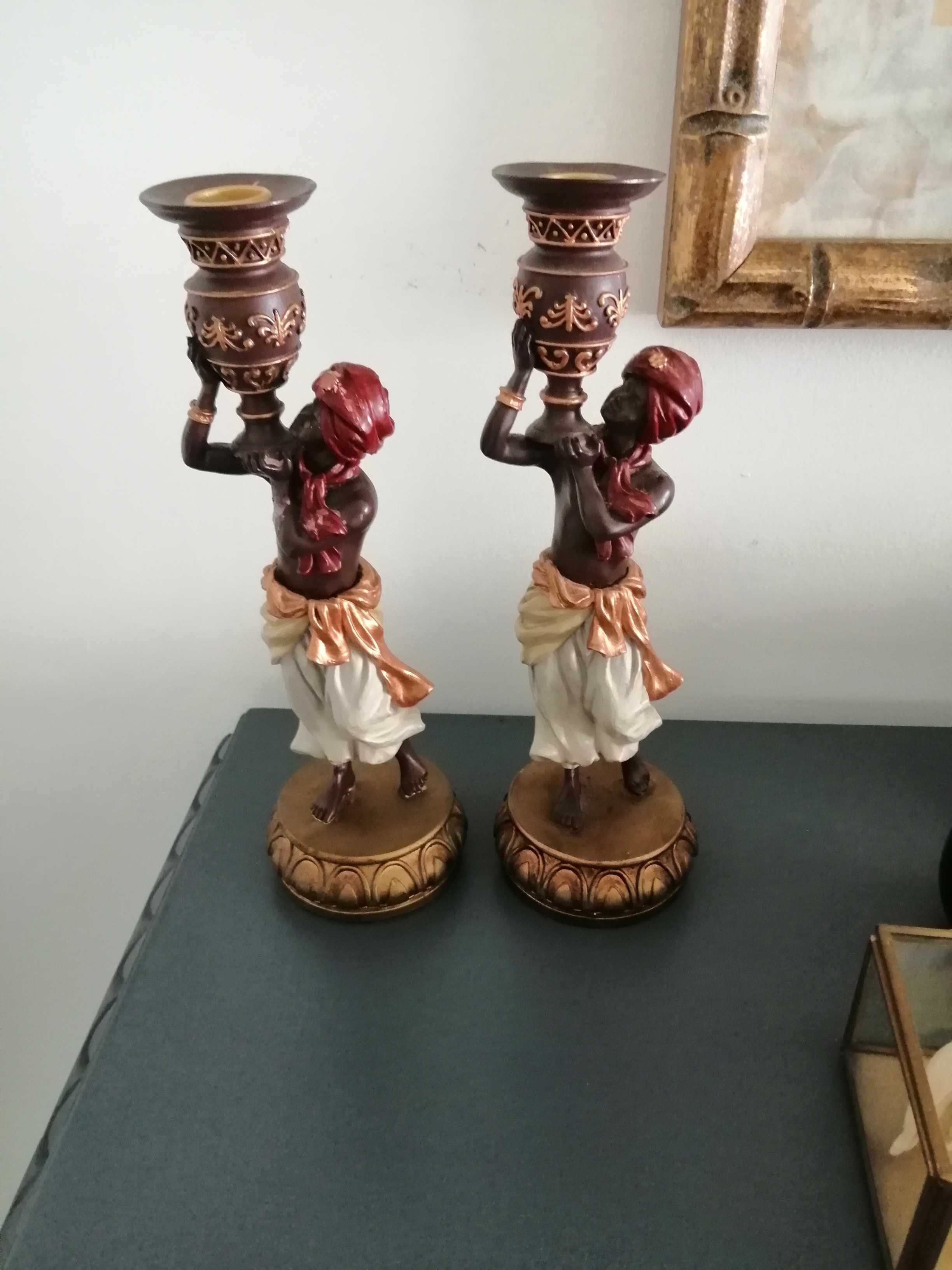 Par figuras em castiçal altura 28 cm