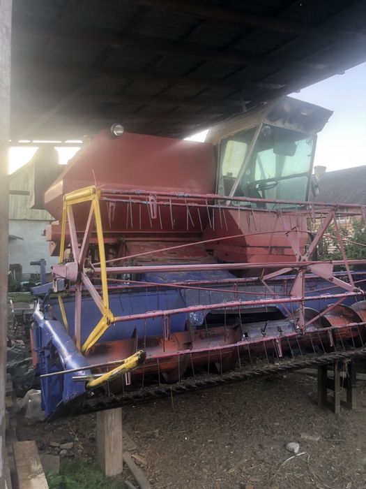 Комбайн нива в робочому стані