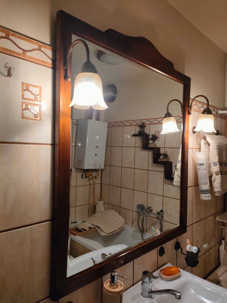 Meble łazienkowe: lustro kryształowe, plus dodatki