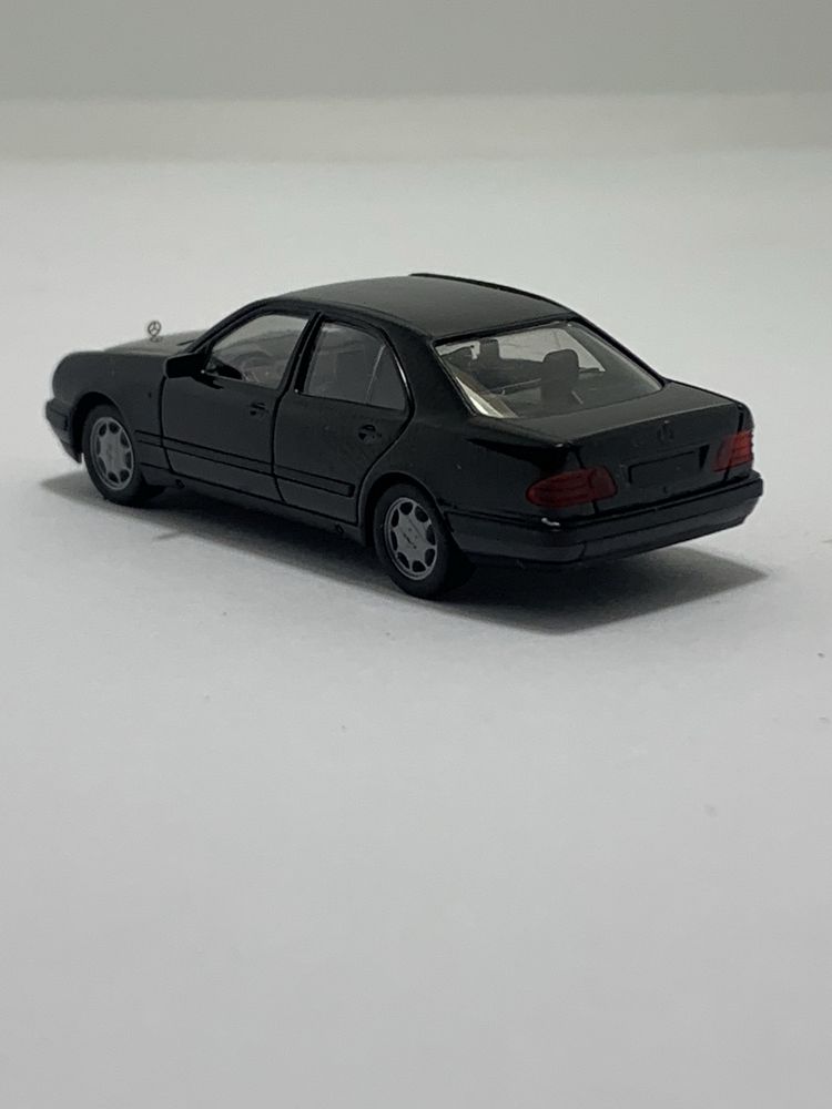 Mercedes E 280 da Herpa escala 1/87