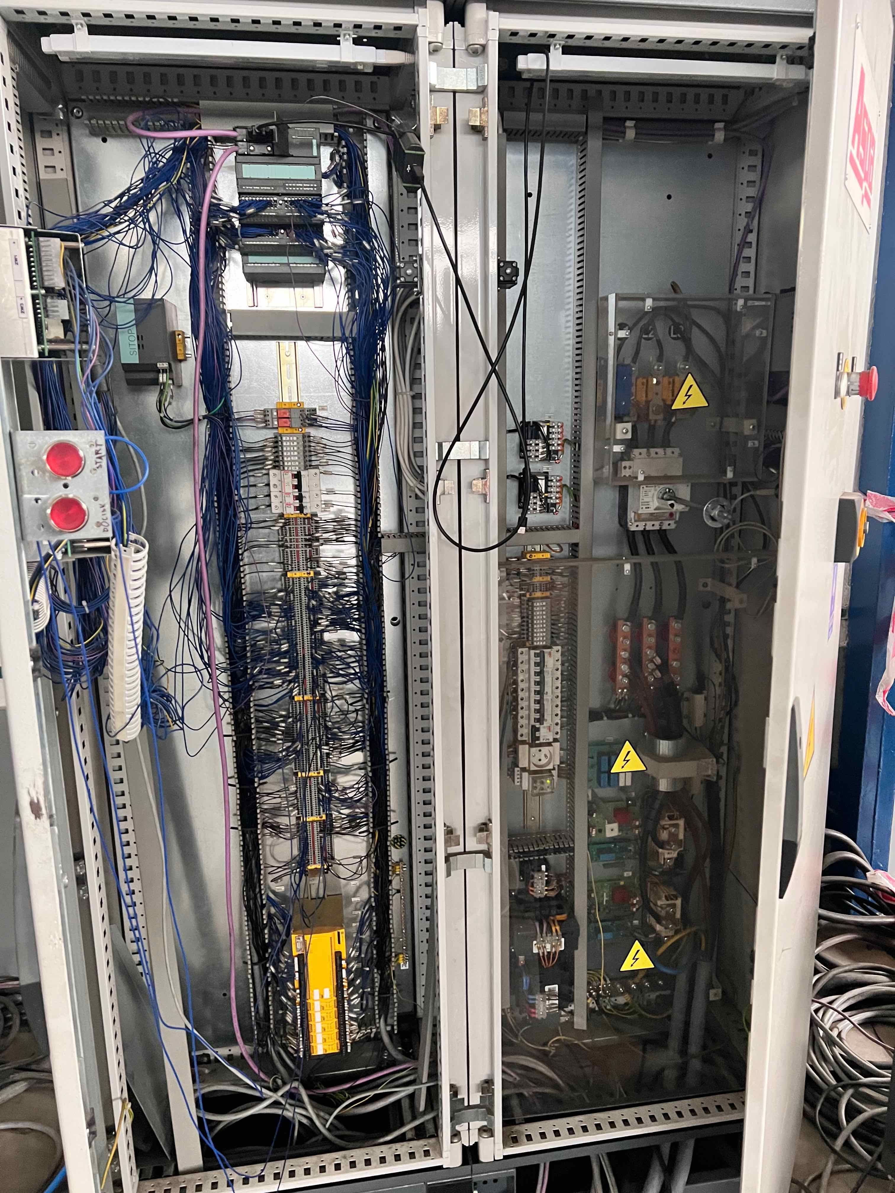 2xRobot Fanuc R-2000iB 165F R-30iA ze x2 zgrzewarkami oporowymi