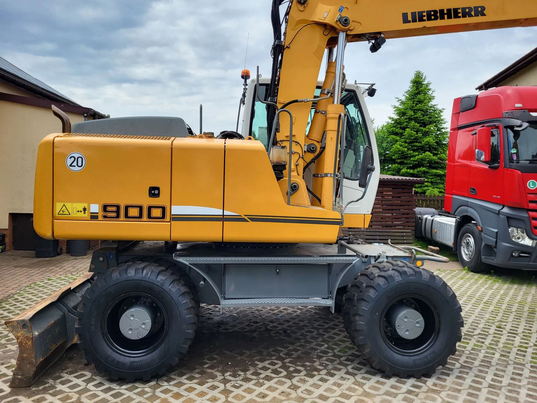 Liebherr A900C  Centralne smarowanie, nowe opony