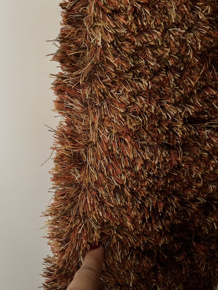 Carpetes pelo alto cor tijolo mescladas