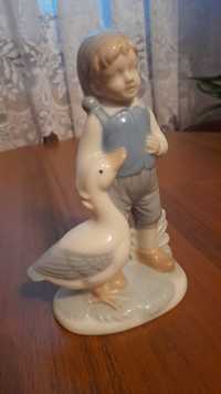 Chłopiec z gęsią figurka porcelana