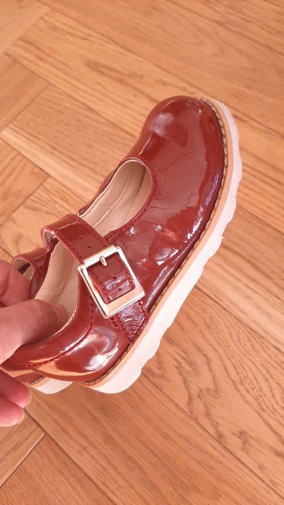 Sprzedam lakierki marki Clarks, stan bdb, rozm. 22
