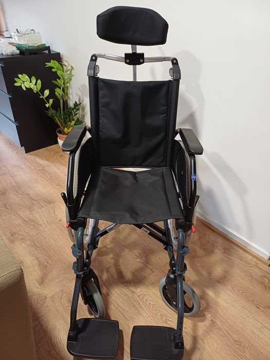 Cadeira de rodas com encosto de cabeça