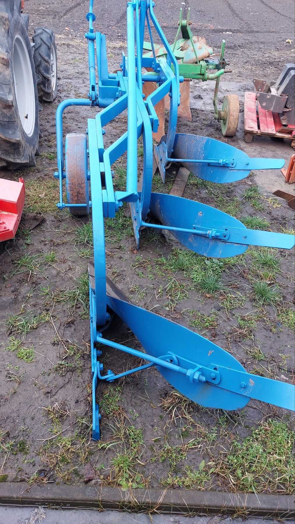 Продам плуг 3 корпусний