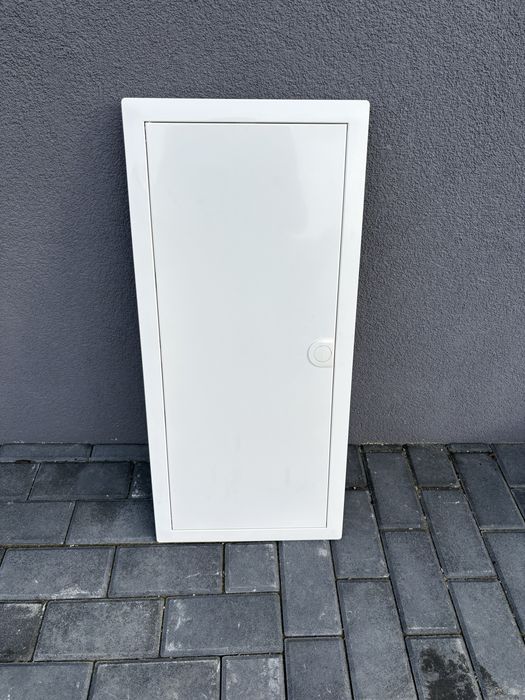 Ramka maskująca rozdzielnice z drzwiami Hager