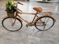 Bicicleta antiga forrada a bambu e assento em palhinha.