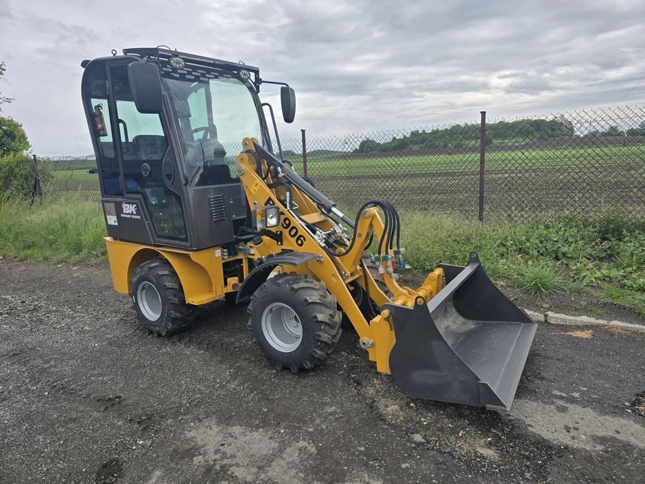 Berger Kraus BK906  Ładowarka BK906 + pług + widły