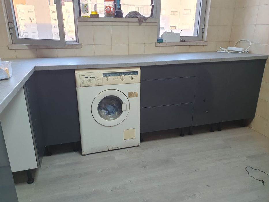 Faço serviços de pintor ,colocação de flutuante,e tijoleira e outros .