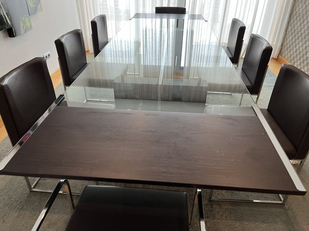 Vendo mesa de jantar, acompanha 8cadeiras em pele