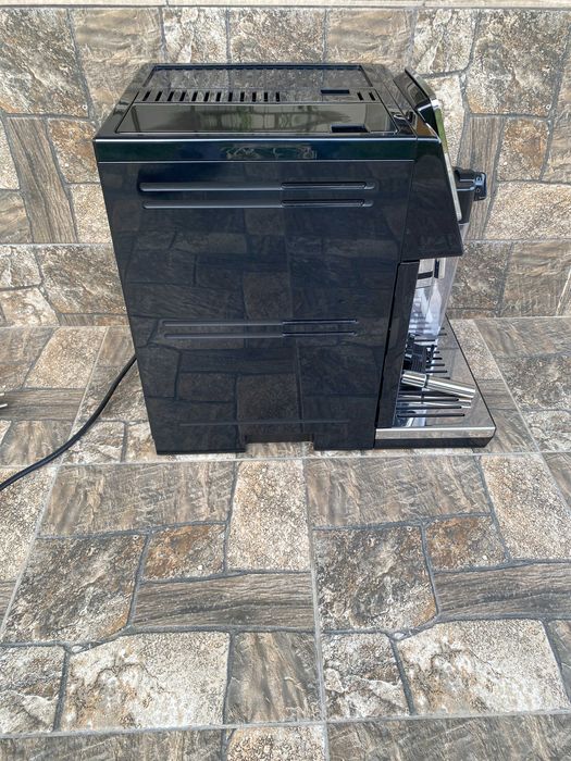 Кавомашина Delonghi Perfecta EVO малий пробіг гарний стан