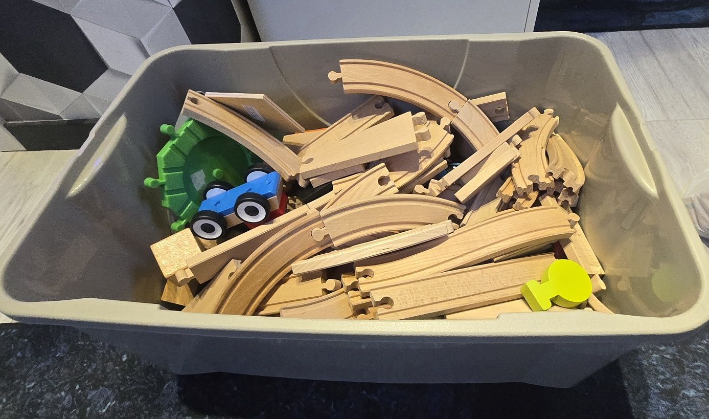 Mega zestaw drewnianych torów z IKEA z pociągami i reszta dodatkow