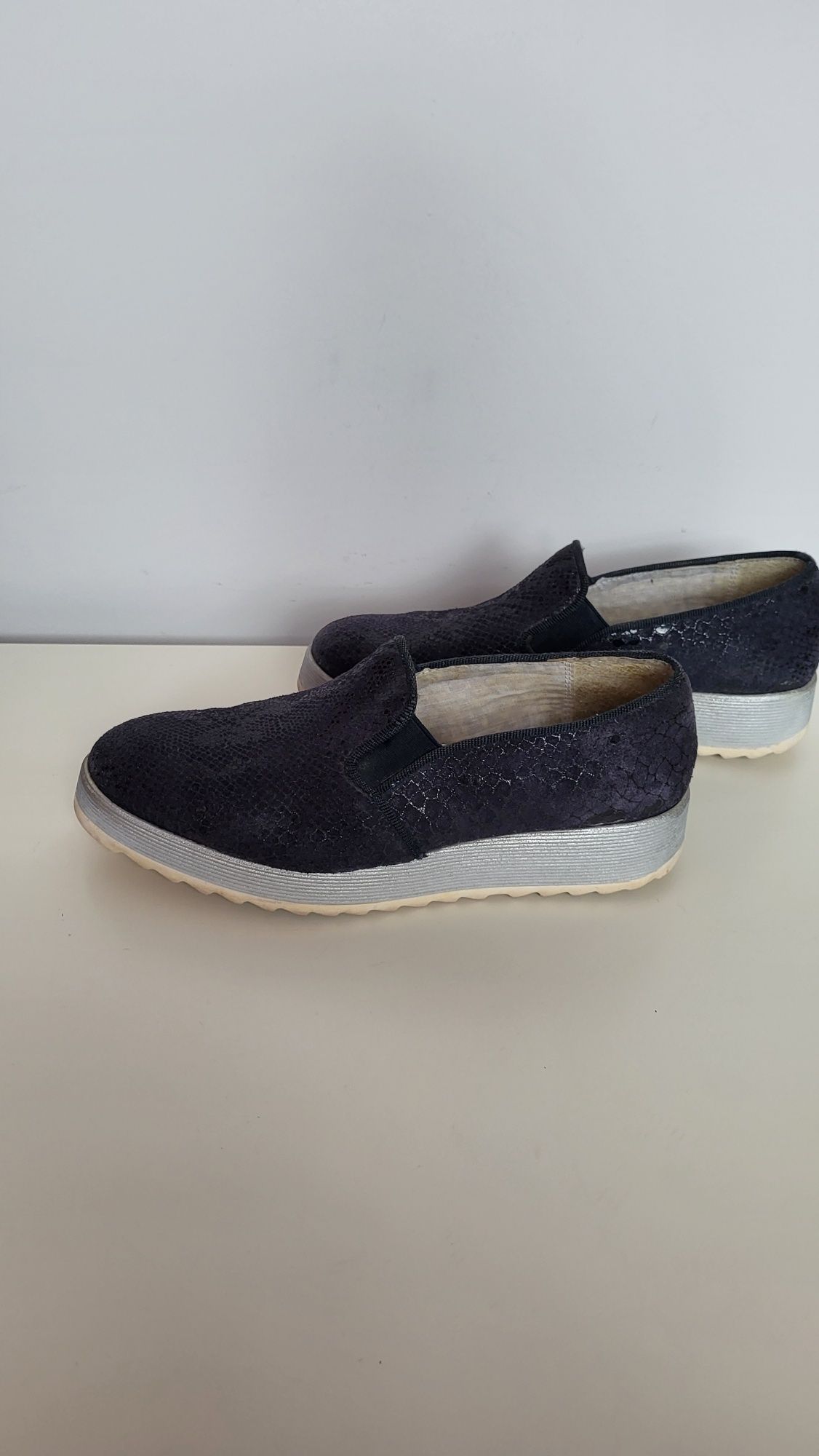 Buty wsuwane B&CO rozmiar 37 na platformie