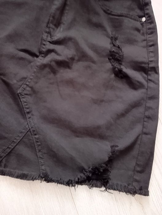 Modna czarna spódniczka z przetarciami i dziurami