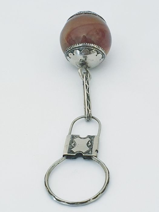 Fantástico porta chaves vintage com banho em prata e pedra Ágata
