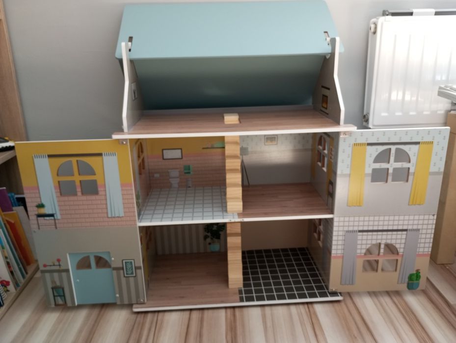 Drewniany domek dla lalek