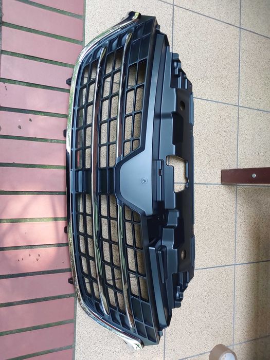 RENAULT TRAFIC III LIFT 2019 + grill atrapa w zderzaku chrom