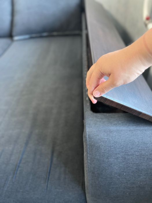 Кутовий диван у гарному стані з нішами для зберігання