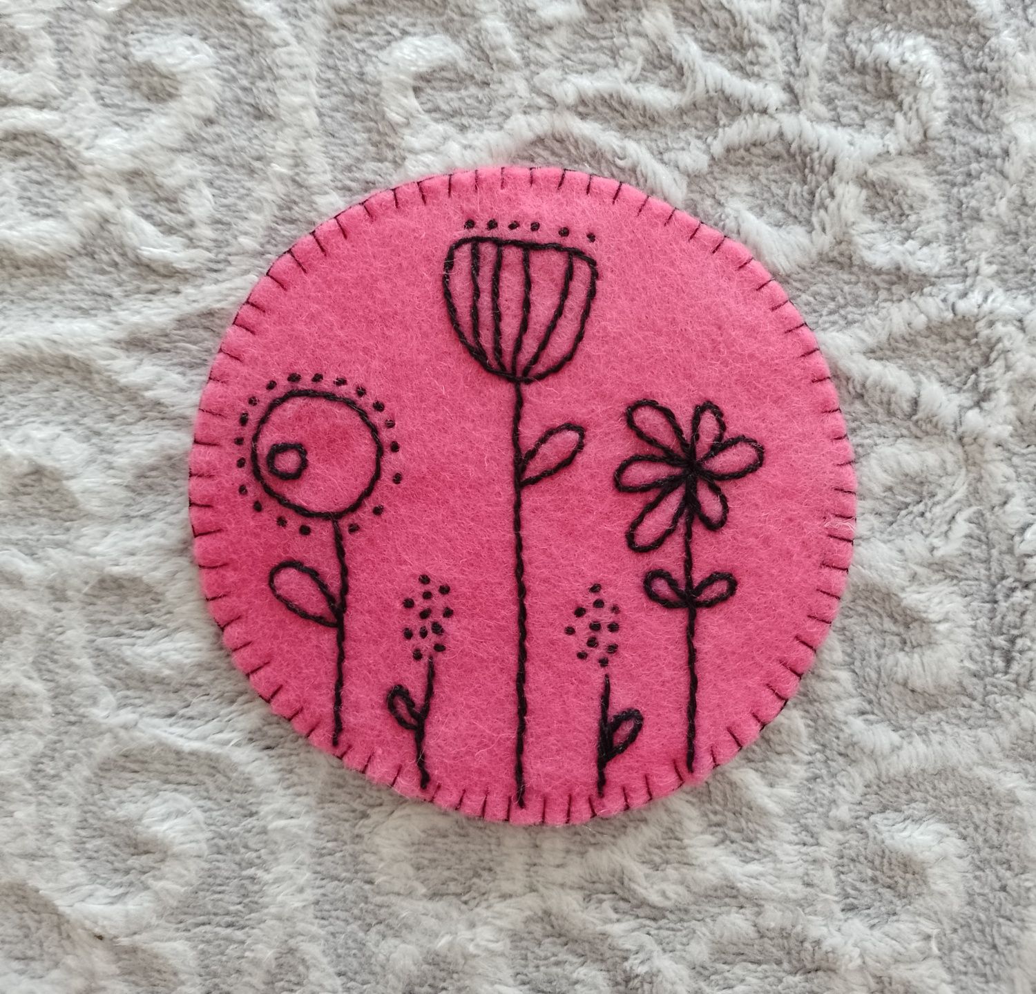 Różowa podkładka z filcu z haftem